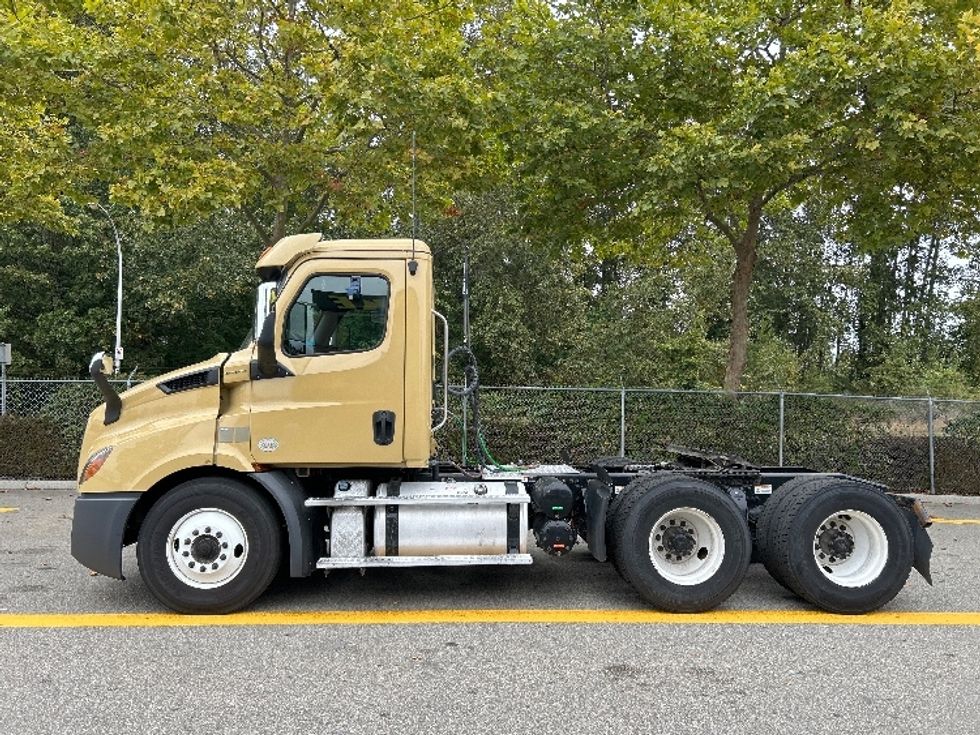 Day Cab Tractor-Heavy Duty Tractors-Freightliner-2019-T11664ST-Delta-BC-344,970\n\t\tkm-$ 63,000 - Image 4