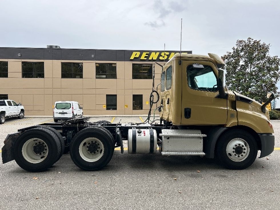 Day Cab Tractor-Heavy Duty Tractors-Freightliner-2019-T11664ST-Delta-BC-344,970\n\t\tkm-$ 63,000 - Image 8