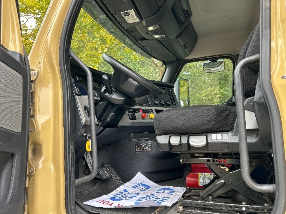 Day Cab Tractor-Heavy Duty Tractors-Freightliner-2019-T11664ST-Delta-BC-344,970\n\t\tkm-$ 63,000 - Image 9