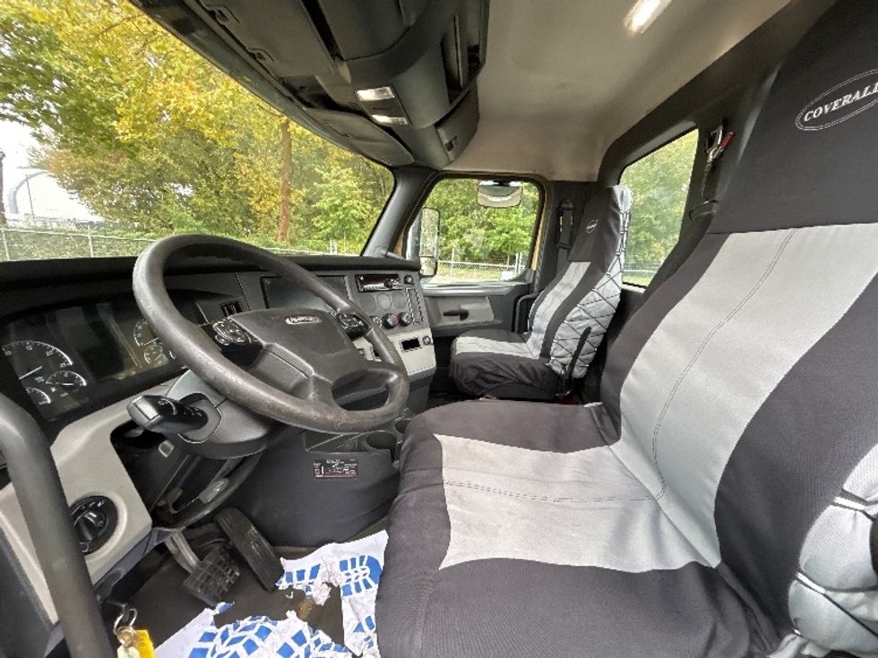 Day Cab Tractor-Heavy Duty Tractors-Freightliner-2019-T11664ST-Delta-BC-365,704\n\t\tkm-$ 62,000 - Image 10