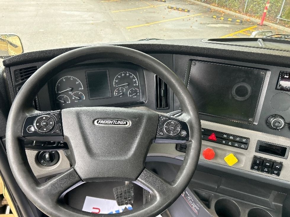 Day Cab Tractor-Heavy Duty Tractors-Freightliner-2019-T11664ST-Delta-BC-365,704\n\t\tkm-$ 62,000 - Image 11
