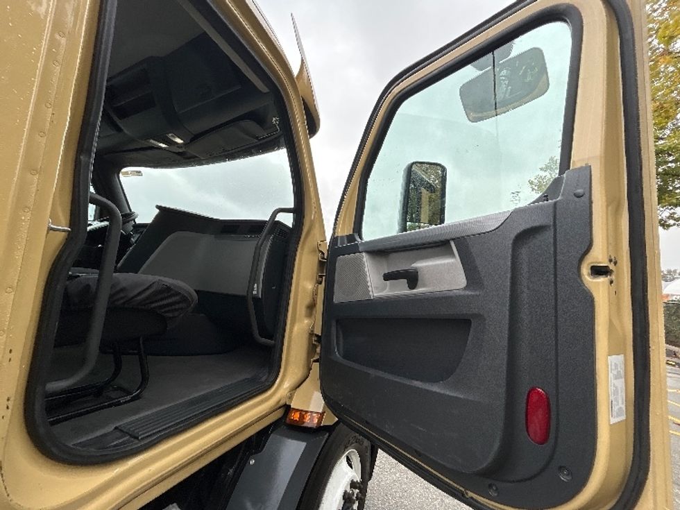 Day Cab Tractor-Heavy Duty Tractors-Freightliner-2019-T11664ST-Delta-BC-365,704\n\t\tkm-$ 62,000 - Image 12