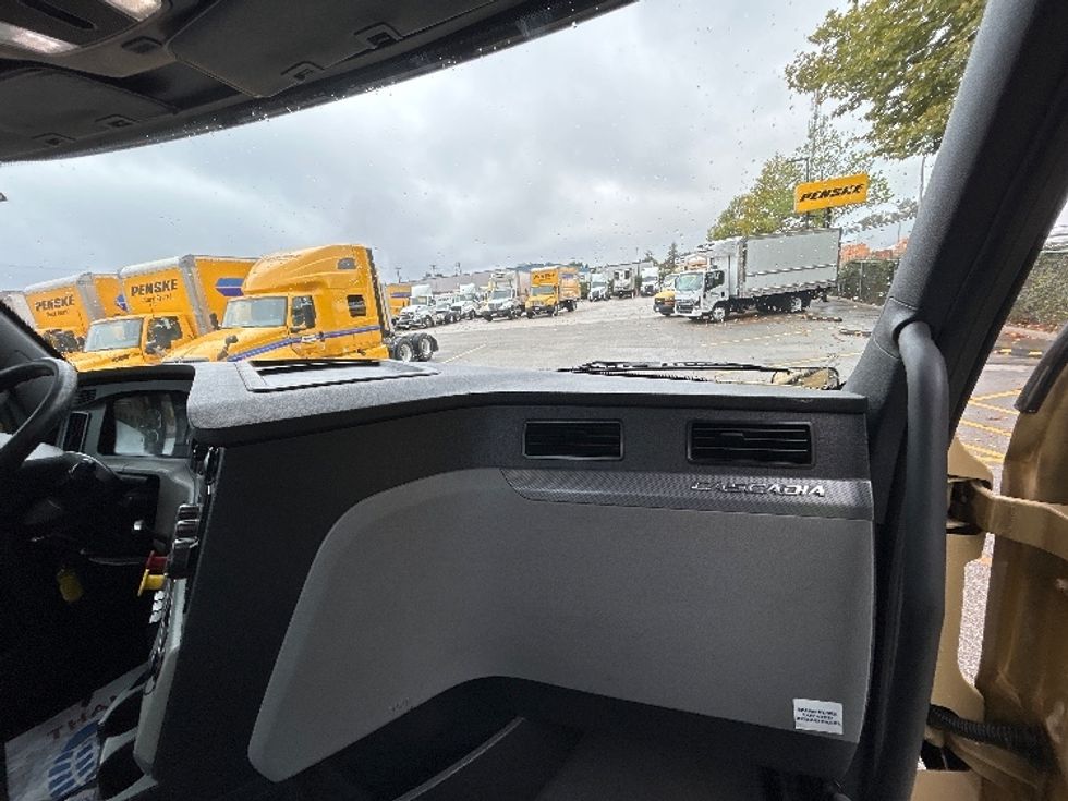 Day Cab Tractor-Heavy Duty Tractors-Freightliner-2019-T11664ST-Delta-BC-365,704\n\t\tkm-$ 62,000 - Image 13