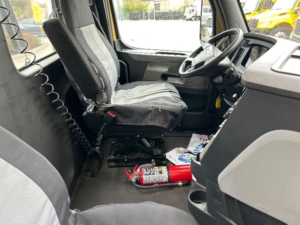 Day Cab Tractor-Heavy Duty Tractors-Freightliner-2019-T11664ST-Delta-BC-365,704\n\t\tkm-$ 62,000 - Image 14