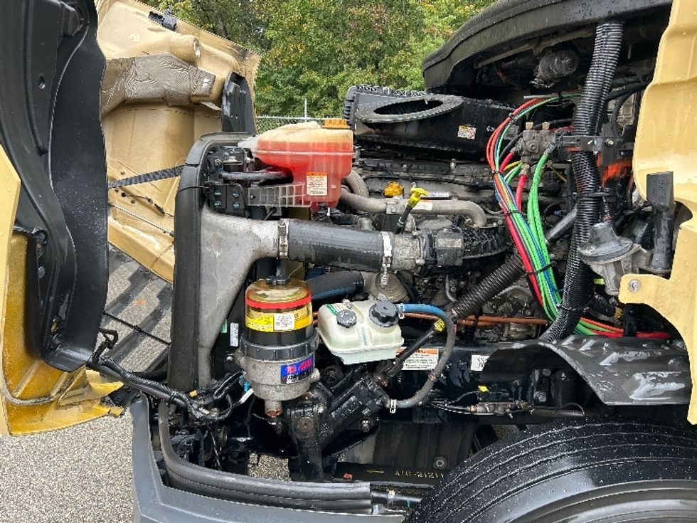 Day Cab Tractor-Heavy Duty Tractors-Freightliner-2019-T11664ST-Delta-BC-365,704\n\t\tkm-$ 62,000 - Image 16