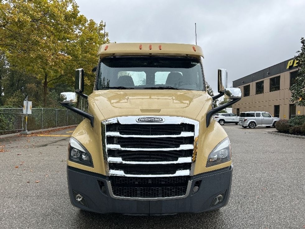 Day Cab Tractor-Heavy Duty Tractors-Freightliner-2019-T11664ST-Delta-BC-365,704\n\t\tkm-$ 62,000 - Image 2