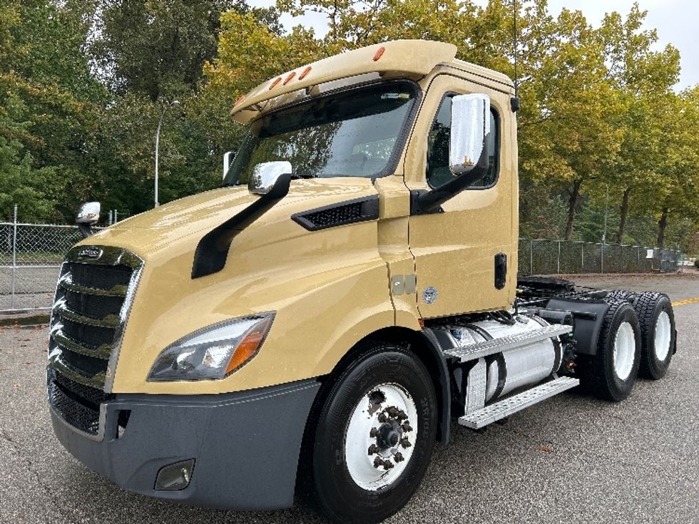Day Cab Tractor-Heavy Duty Tractors-Freightliner-2019-T11664ST-Delta-BC-365,704\n\t\tkm-$ 62,000 - Image 3