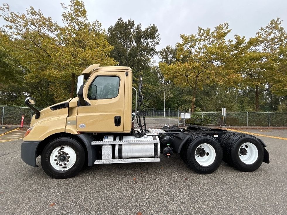 Day Cab Tractor-Heavy Duty Tractors-Freightliner-2019-T11664ST-Delta-BC-365,704\n\t\tkm-$ 62,000 - Image 4