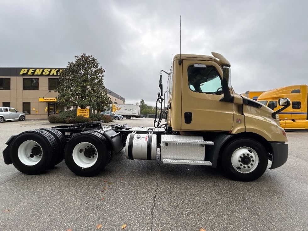 Day Cab Tractor-Heavy Duty Tractors-Freightliner-2019-T11664ST-Delta-BC-365,704\n\t\tkm-$ 62,000 - Image 8