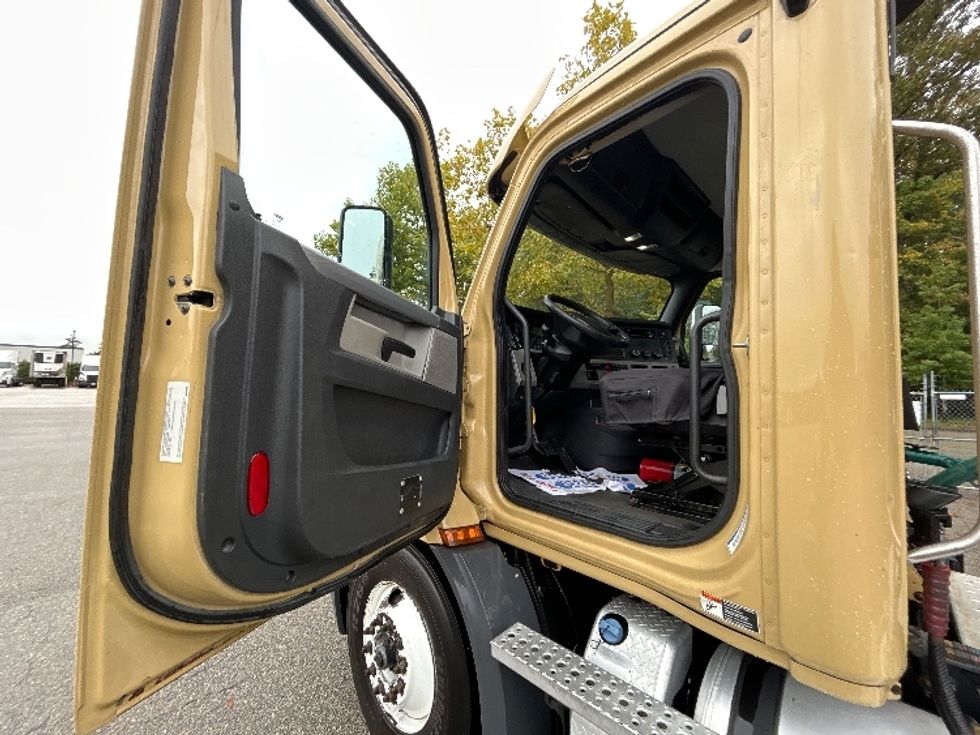 Day Cab Tractor-Heavy Duty Tractors-Freightliner-2019-T11664ST-Delta-BC-365,704\n\t\tkm-$ 62,000 - Image 9