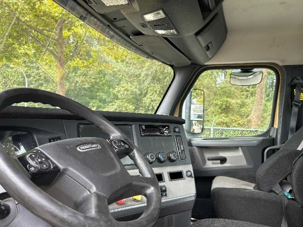 Day Cab Tractor-Heavy Duty Tractors-Freightliner-2019-T11664ST-Delta-BC-391,620\n\t\tkm-$ 61,000 - Image 10