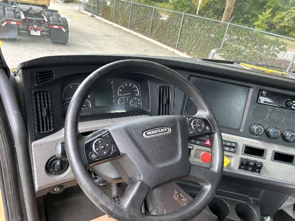Day Cab Tractor-Heavy Duty Tractors-Freightliner-2019-T11664ST-Delta-BC-391,620\n\t\tkm-$ 61,000 - Image 11