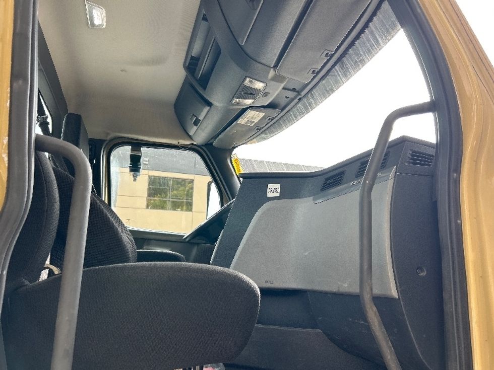 Day Cab Tractor-Heavy Duty Tractors-Freightliner-2019-T11664ST-Delta-BC-391,620\n\t\tkm-$ 61,000 - Image 12