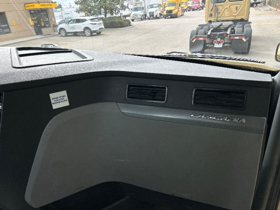 Day Cab Tractor-Heavy Duty Tractors-Freightliner-2019-T11664ST-Delta-BC-391,620\n\t\tkm-$ 61,000 - Image 13