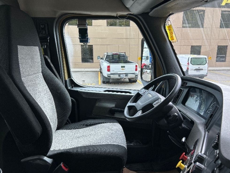 Day Cab Tractor-Heavy Duty Tractors-Freightliner-2019-T11664ST-Delta-BC-391,620\n\t\tkm-$ 61,000 - Image 14