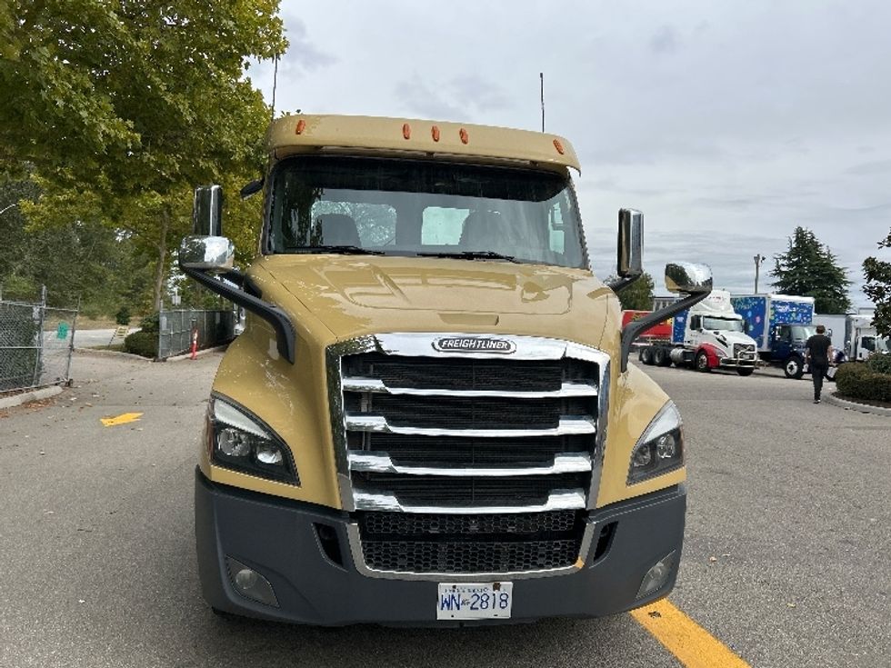 Day Cab Tractor-Heavy Duty Tractors-Freightliner-2019-T11664ST-Delta-BC-391,620\n\t\tkm-$ 61,000 - Image 2