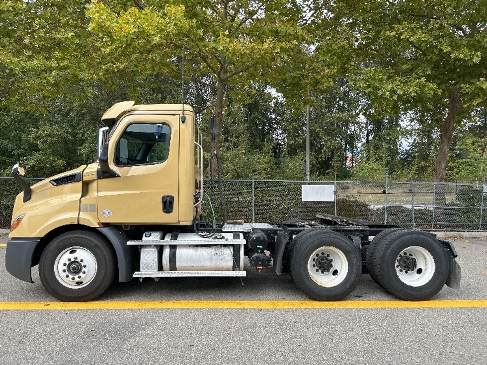Day Cab Tractor-Heavy Duty Tractors-Freightliner-2019-T11664ST-Delta-BC-391,620\n\t\tkm-$ 61,000 - Image 4