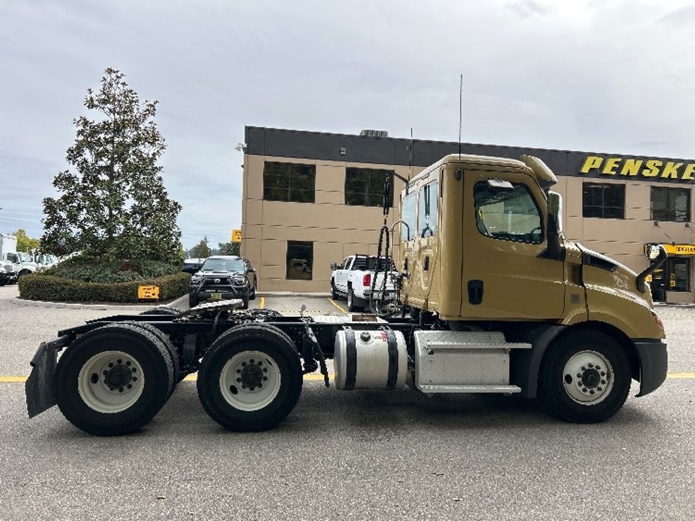 Day Cab Tractor-Heavy Duty Tractors-Freightliner-2019-T11664ST-Delta-BC-391,620\n\t\tkm-$ 61,000 - Image 8