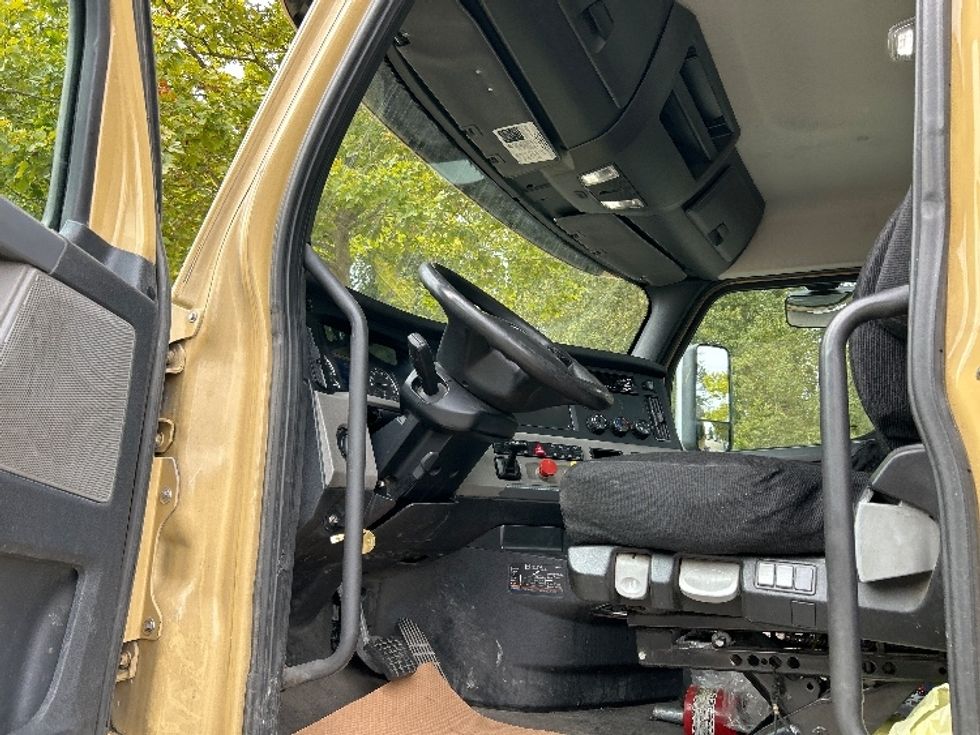 Day Cab Tractor-Heavy Duty Tractors-Freightliner-2019-T11664ST-Delta-BC-391,620\n\t\tkm-$ 61,000 - Image 9