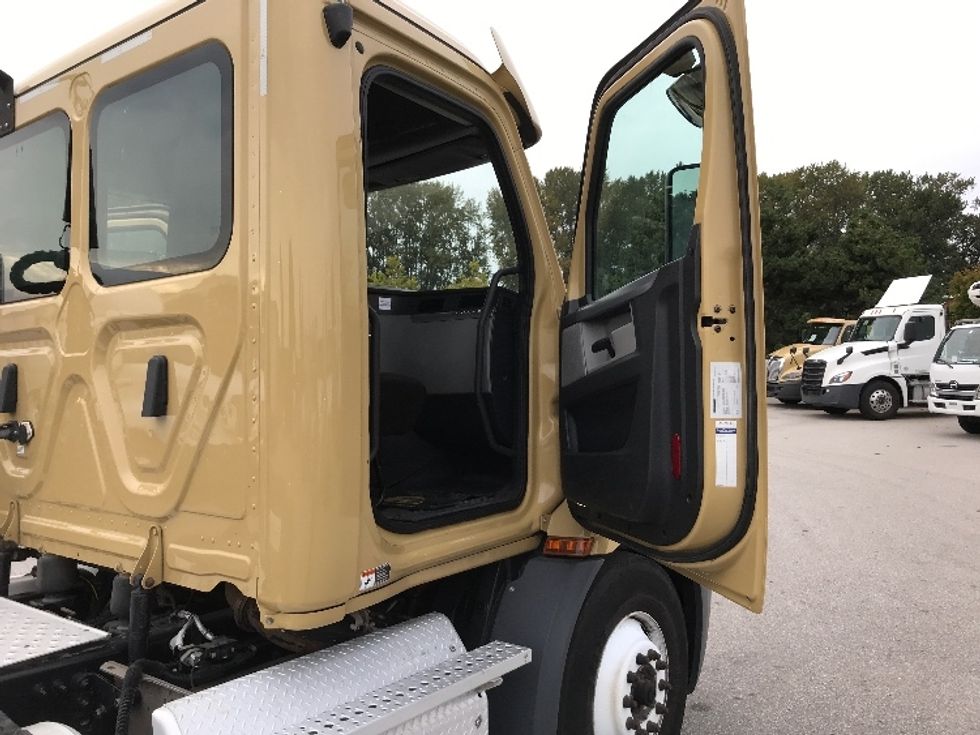 Day Cab Tractor-Heavy Duty Tractors-Freightliner-2019-T11664ST-Delta-BC-395,306\n\t\tkm-$ 60,750 - Image 12