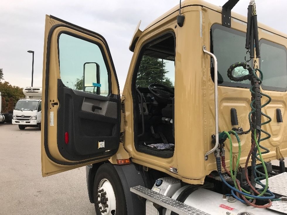 Day Cab Tractor-Heavy Duty Tractors-Freightliner-2019-T11664ST-Delta-BC-395,306\n\t\tkm-$ 60,750 - Image 9