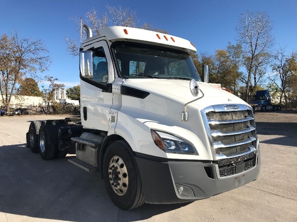 Day Cab Tractor-Heavy Duty Tractors-Freightliner-2019-T11664ST-Des Moines-IA-327,545\n\t\tmiles-$ 49,000 - Image 1