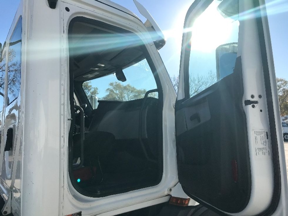 Day Cab Tractor-Heavy Duty Tractors-Freightliner-2019-T11664ST-Des Moines-IA-327,545\n\t\tmiles-$ 49,000 - Image 12