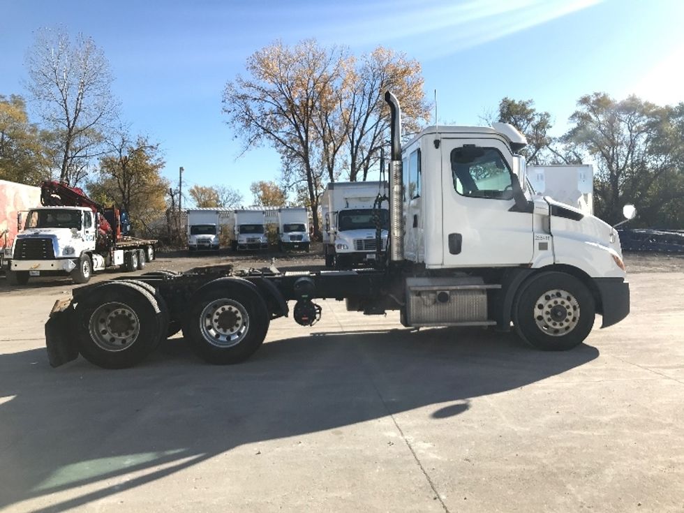 Day Cab Tractor-Heavy Duty Tractors-Freightliner-2019-T11664ST-Des Moines-IA-327,545\n\t\tmiles-$ 49,000 - Image 8