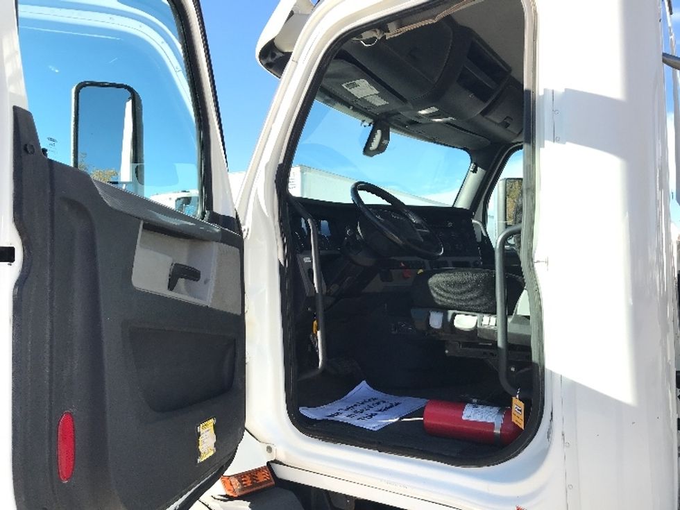 Day Cab Tractor-Heavy Duty Tractors-Freightliner-2019-T11664ST-Des Moines-IA-327,545\n\t\tmiles-$ 49,000 - Image 9