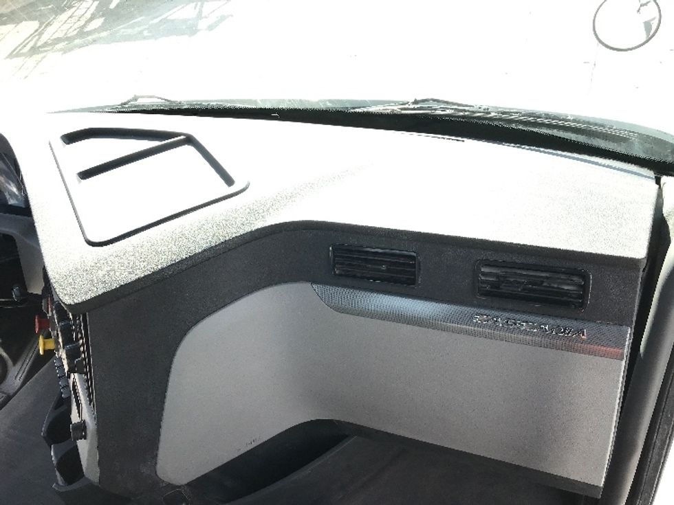 Day Cab Tractor-Heavy Duty Tractors-Freightliner-2019-T11664ST-Des Moines-IA-362,920\n\t\tmiles-$ 47,500 - Image 13