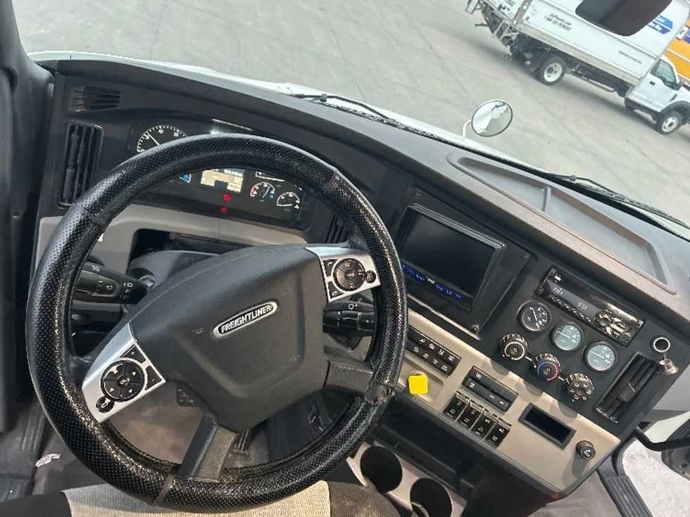 Day Cab Tractor-Heavy Duty Tractors-Freightliner-2019-T11664ST-Des Moines-IA-365,198\n\t\tmiles-$ 48,250 - Image 11