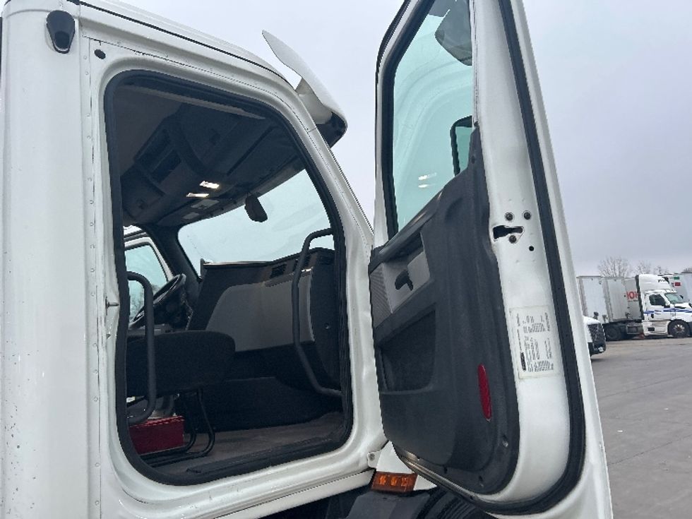 Day Cab Tractor-Heavy Duty Tractors-Freightliner-2019-T11664ST-Des Moines-IA-365,198\n\t\tmiles-$ 48,250 - Image 12