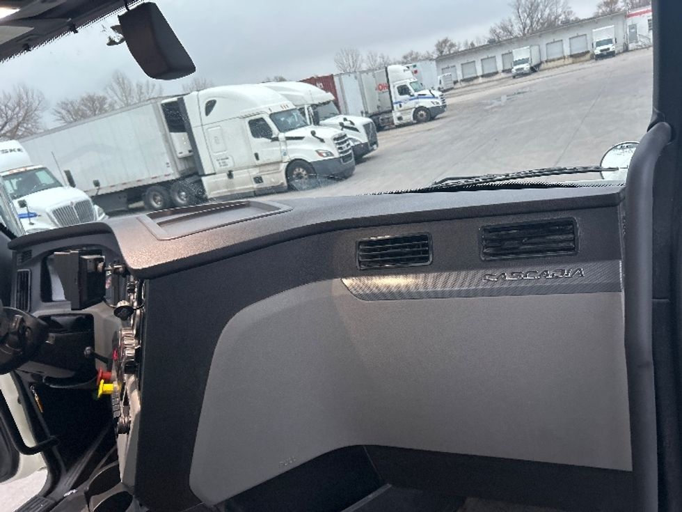 Day Cab Tractor-Heavy Duty Tractors-Freightliner-2019-T11664ST-Des Moines-IA-365,198\n\t\tmiles-$ 48,250 - Image 13