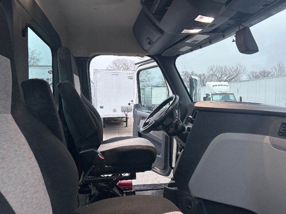 Day Cab Tractor-Heavy Duty Tractors-Freightliner-2019-T11664ST-Des Moines-IA-365,198\n\t\tmiles-$ 48,250 - Image 14