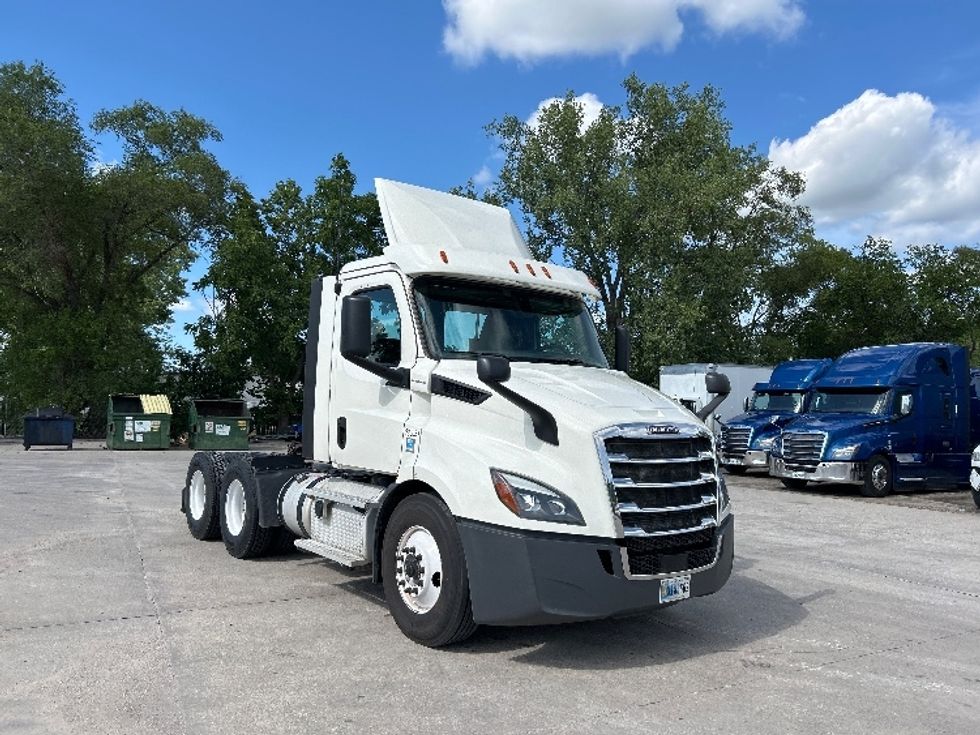 Day Cab Tractor-Heavy Duty Tractors-Freightliner-2019-T11664ST-Des Moines-IA-585,601\n\t\tmiles-$ 32,250 - Image 1