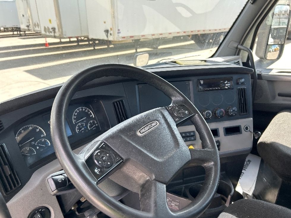 Day Cab Tractor-Heavy Duty Tractors-Freightliner-2019-T11664ST-Des Moines-IA-585,601\n\t\tmiles-$ 32,250 - Image 11
