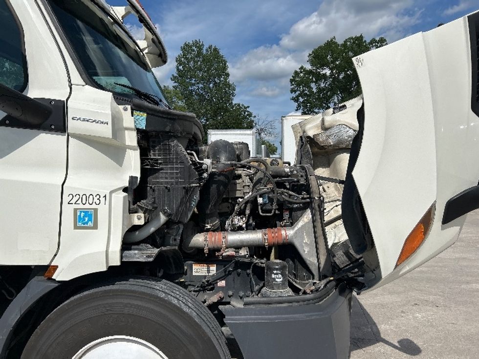 Day Cab Tractor-Heavy Duty Tractors-Freightliner-2019-T11664ST-Des Moines-IA-585,601\n\t\tmiles-$ 32,250 - Image 15