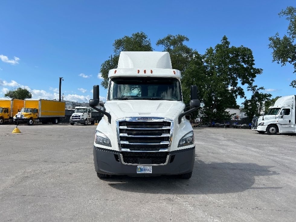 Day Cab Tractor-Heavy Duty Tractors-Freightliner-2019-T11664ST-Des Moines-IA-585,601\n\t\tmiles-$ 32,250 - Image 2