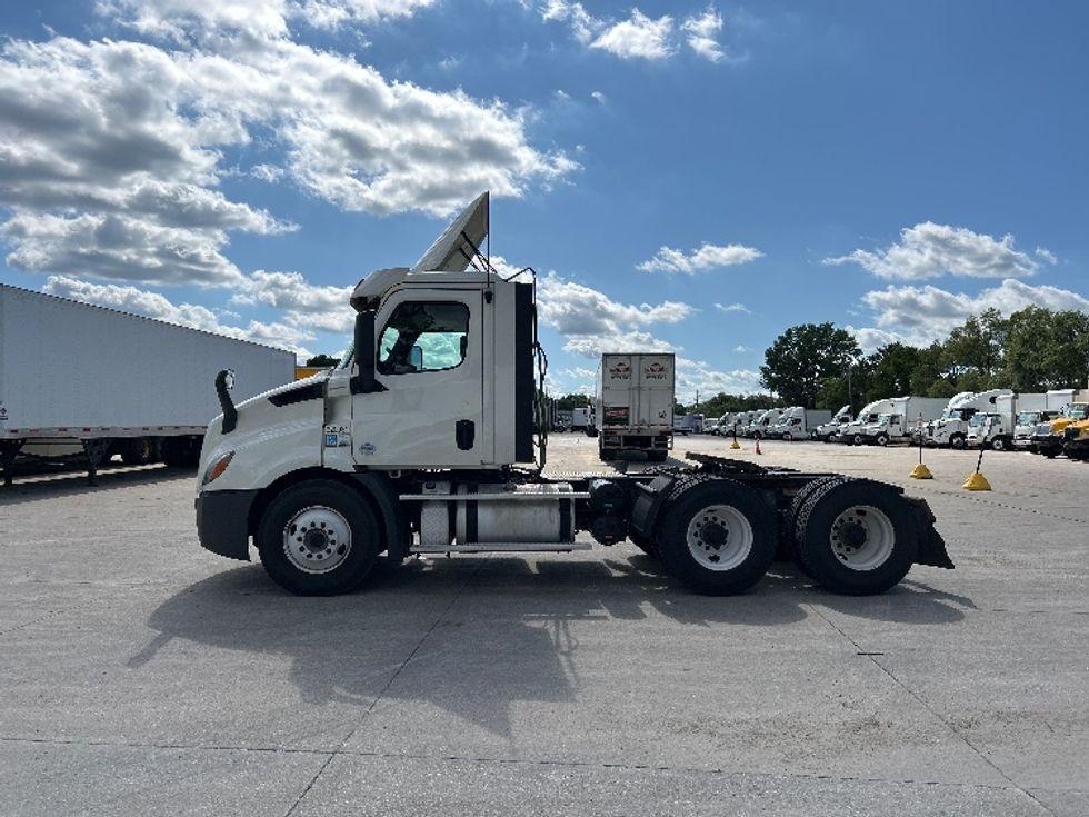 Day Cab Tractor-Heavy Duty Tractors-Freightliner-2019-T11664ST-Des Moines-IA-585,601\n\t\tmiles-$ 32,250 - Image 4