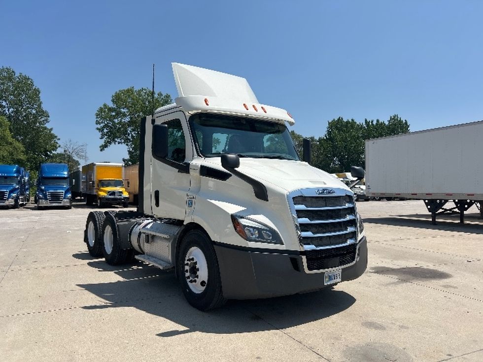 Day Cab Tractor-Heavy Duty Tractors-Freightliner-2019-T11664ST-Des Moines-IA-616,225\n\t\tmiles-$ 29,500 - Image 1