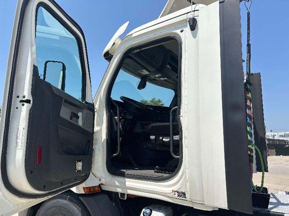 Day Cab Tractor-Heavy Duty Tractors-Freightliner-2019-T11664ST-Des Moines-IA-616,225\n\t\tmiles-$ 29,500 - Image 9