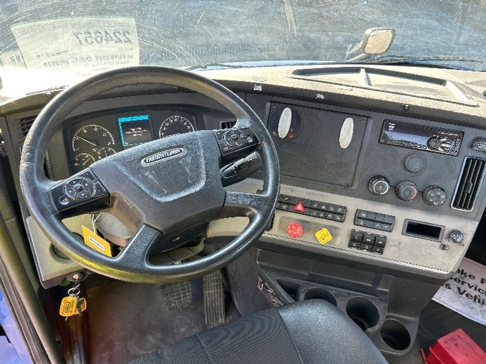 Day Cab Tractor-Heavy Duty Tractors-Freightliner-2019-T11664ST-East Chicago-IN-238,047\n\t\tmiles-$ 49,750 - Image 11