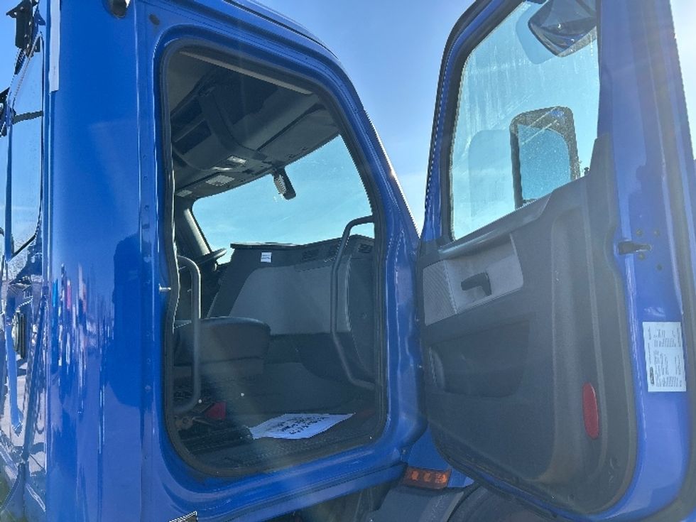 Day Cab Tractor-Heavy Duty Tractors-Freightliner-2019-T11664ST-East Chicago-IN-238,047\n\t\tmiles-$ 49,750 - Image 12