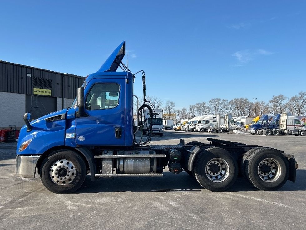 Day Cab Tractor-Heavy Duty Tractors-Freightliner-2019-T11664ST-East Chicago-IN-238,047\n\t\tmiles-$ 49,750 - Image 4