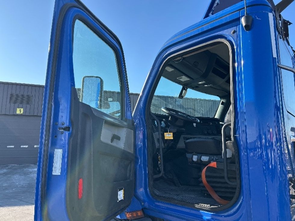 Day Cab Tractor-Heavy Duty Tractors-Freightliner-2019-T11664ST-East Chicago-IN-238,047\n\t\tmiles-$ 49,750 - Image 9