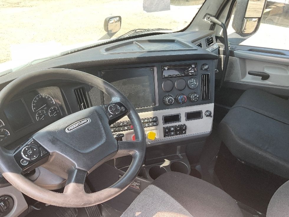 Day Cab Tractor-Heavy Duty Tractors-Freightliner-2019-T11664ST-East Chicago-IN-241,509\n\t\tmiles-$ 64,000 - Image 10