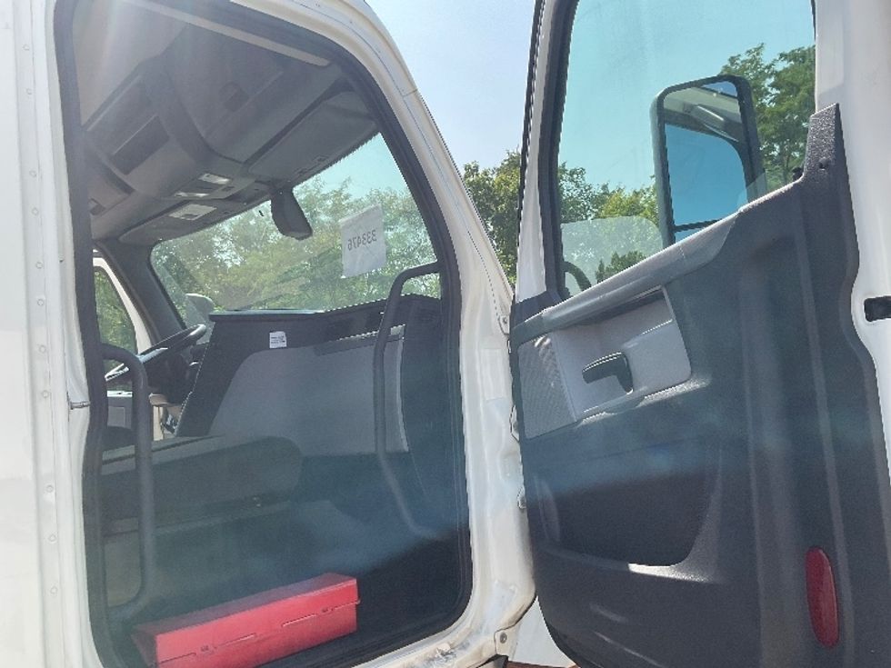 Day Cab Tractor-Heavy Duty Tractors-Freightliner-2019-T11664ST-East Chicago-IN-241,509\n\t\tmiles-$ 64,000 - Image 12
