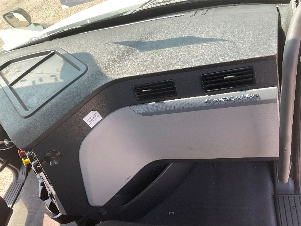 Day Cab Tractor-Heavy Duty Tractors-Freightliner-2019-T11664ST-East Chicago-IN-241,509\n\t\tmiles-$ 64,000 - Image 13