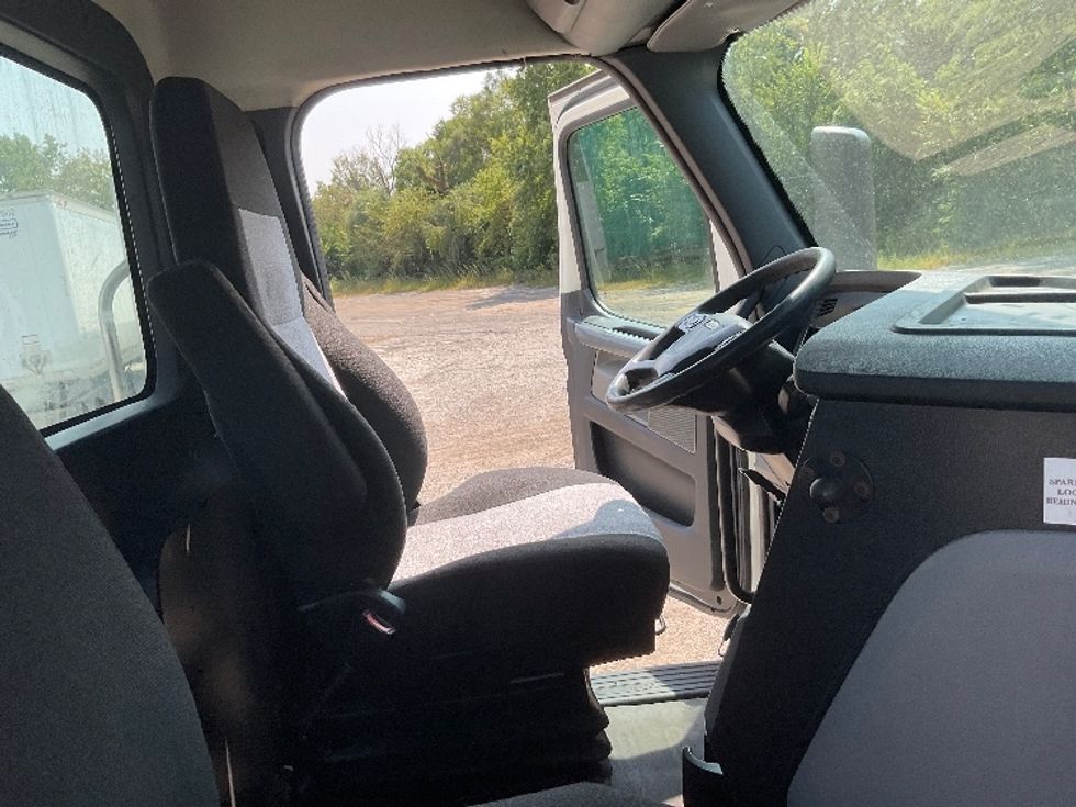 Day Cab Tractor-Heavy Duty Tractors-Freightliner-2019-T11664ST-East Chicago-IN-241,509\n\t\tmiles-$ 64,000 - Image 14