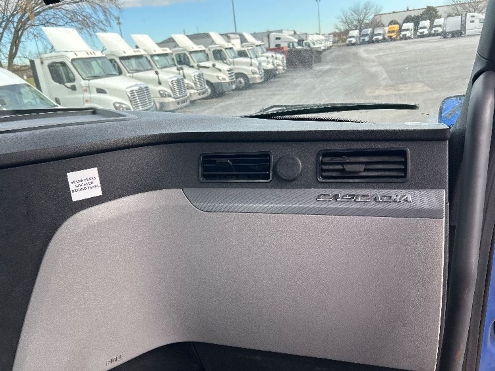 Day Cab Tractor-Heavy Duty Tractors-Freightliner-2019-T11664ST-East Chicago-IN-248,589\n\t\tmiles-$ 49,250 - Image 12